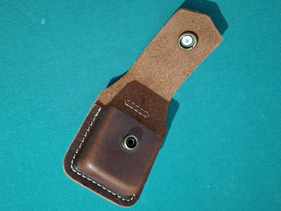 Lindíssima e única bolsa para isqueiro Zippo, em couro - NOVA