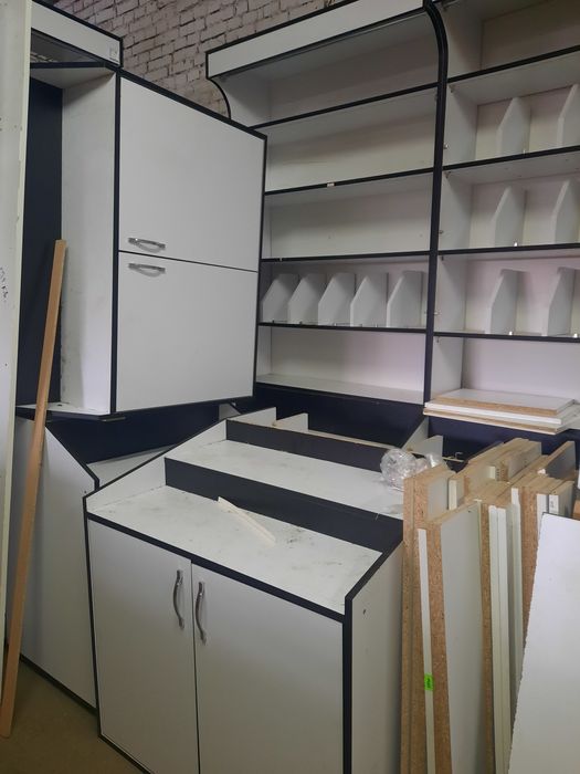 Шафи з полицями білі