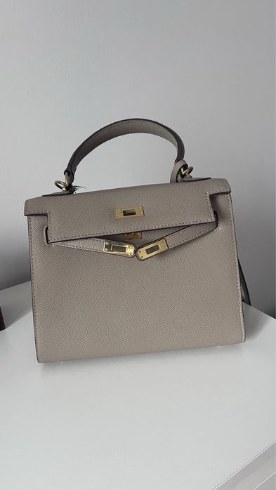 Стильна сумочка з довгим ремінцем