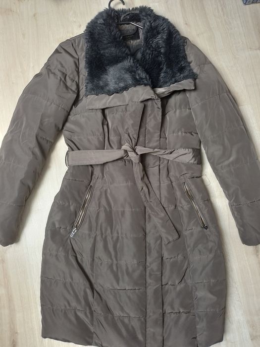 Płaszcz zimowy z futerkiem u szyi