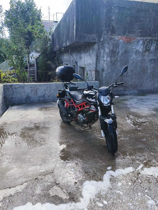 Benelli bn125 com top case
