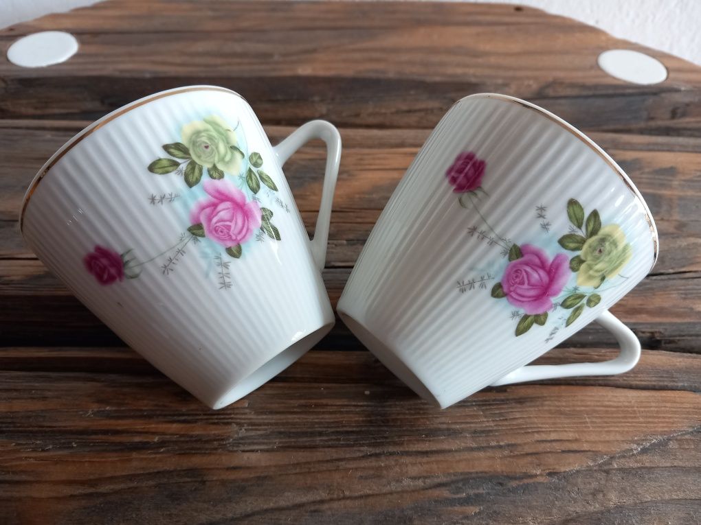 Porcelanowe filiżanki z różanym motywem.