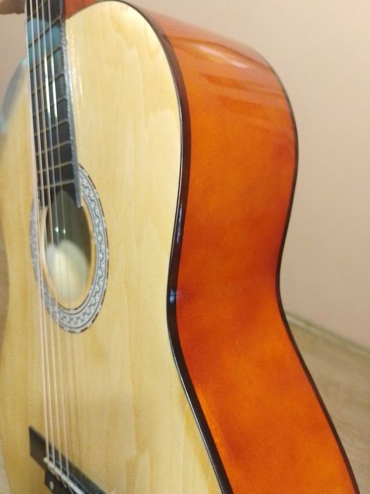 Гитара акустическая 6ти струнная с чехлом как новая