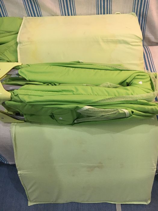 cama de viagem da Chicco - verde