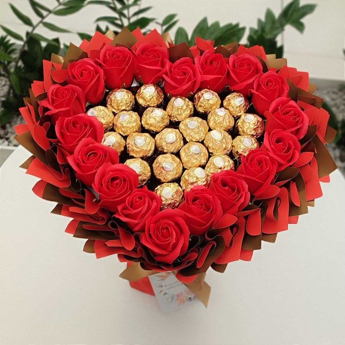 Prezent na 18 urodziny. Bukiet serce Ferrero Rocher i róże mydlane