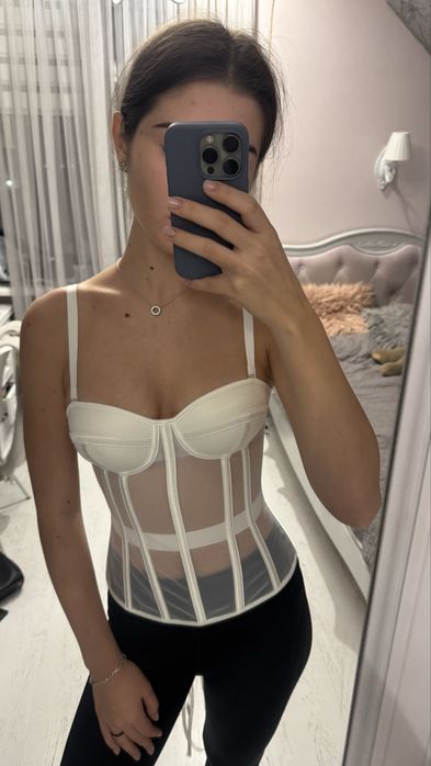 корсет білого та чорного кольору