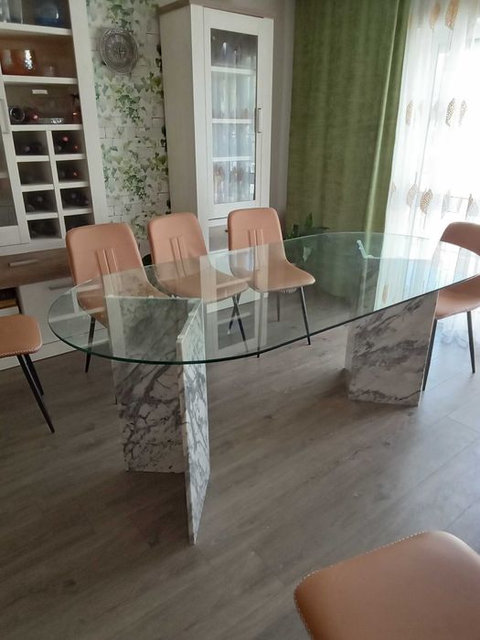 Mesa de jantar em vidro com suporte em mármore