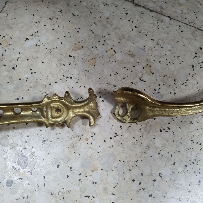 Kwietnik mosiężny stojący na trzech nogach