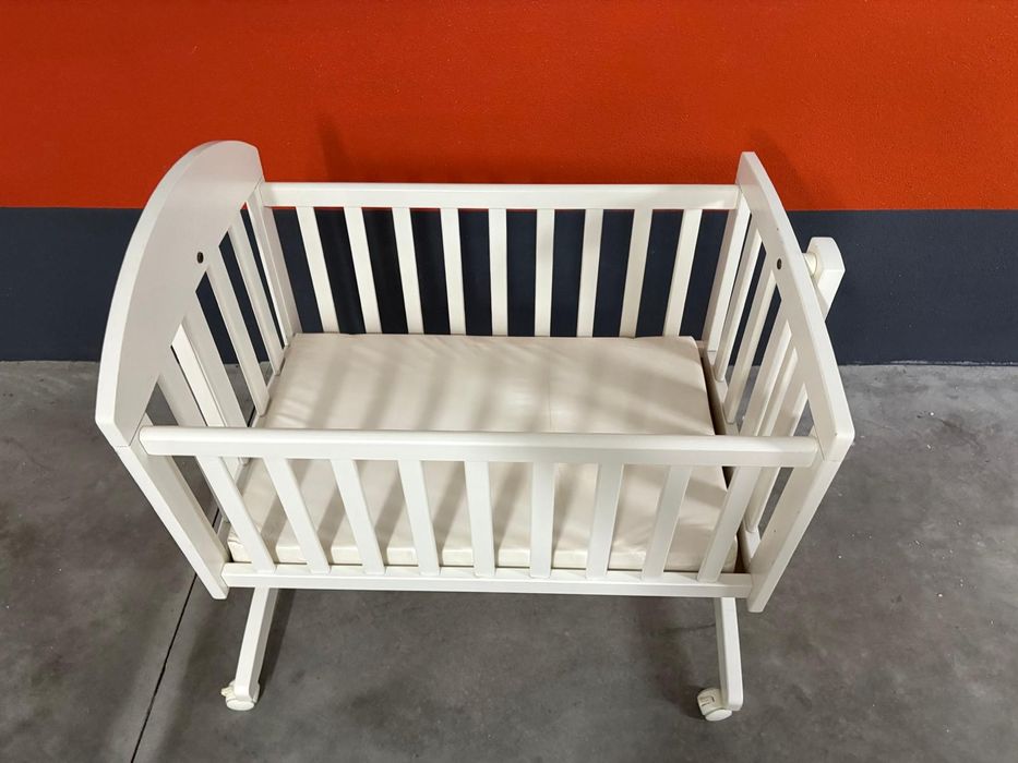 Berço branco marca trama com rodas