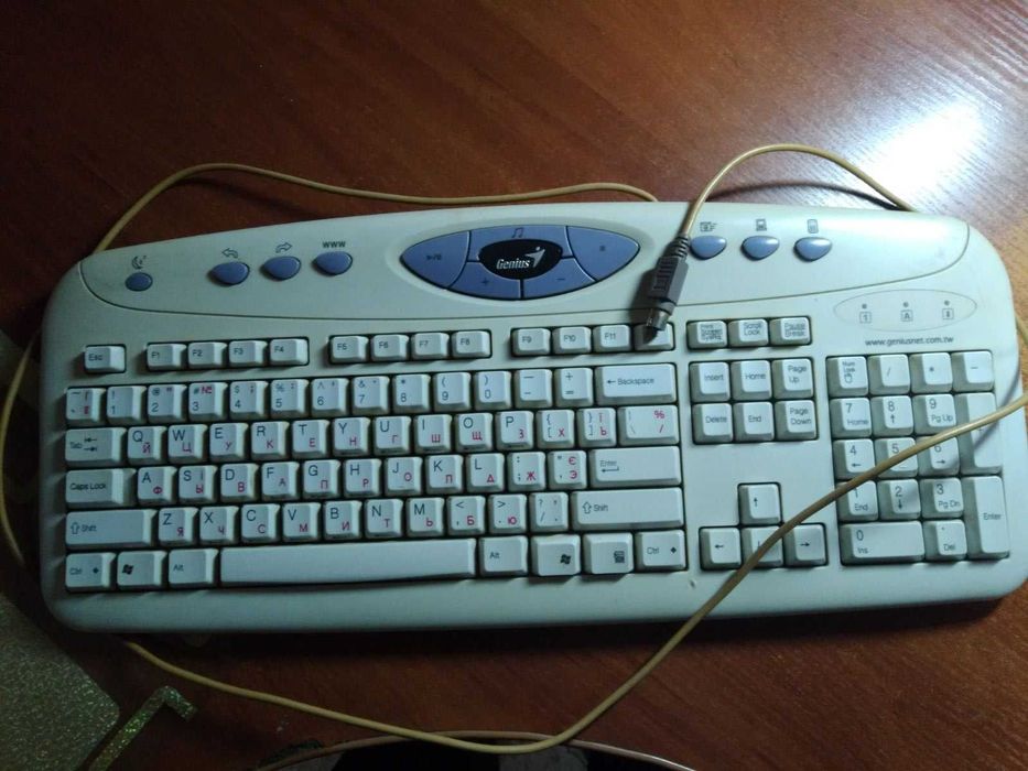 Компьютер в сборе, системный блок, монитор, клавиши, динамики, мышка