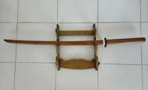 Katana de treino em madeira com suporte de parede