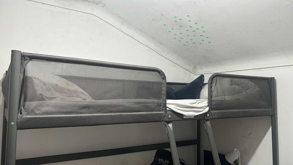 Cama criativa com estrutura alta cinza,
