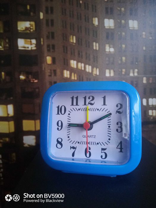 Годинник-будильник кварцові, настільні.