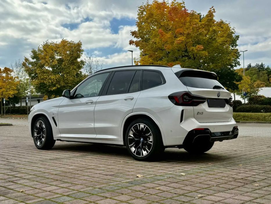 BMW iX3      2023