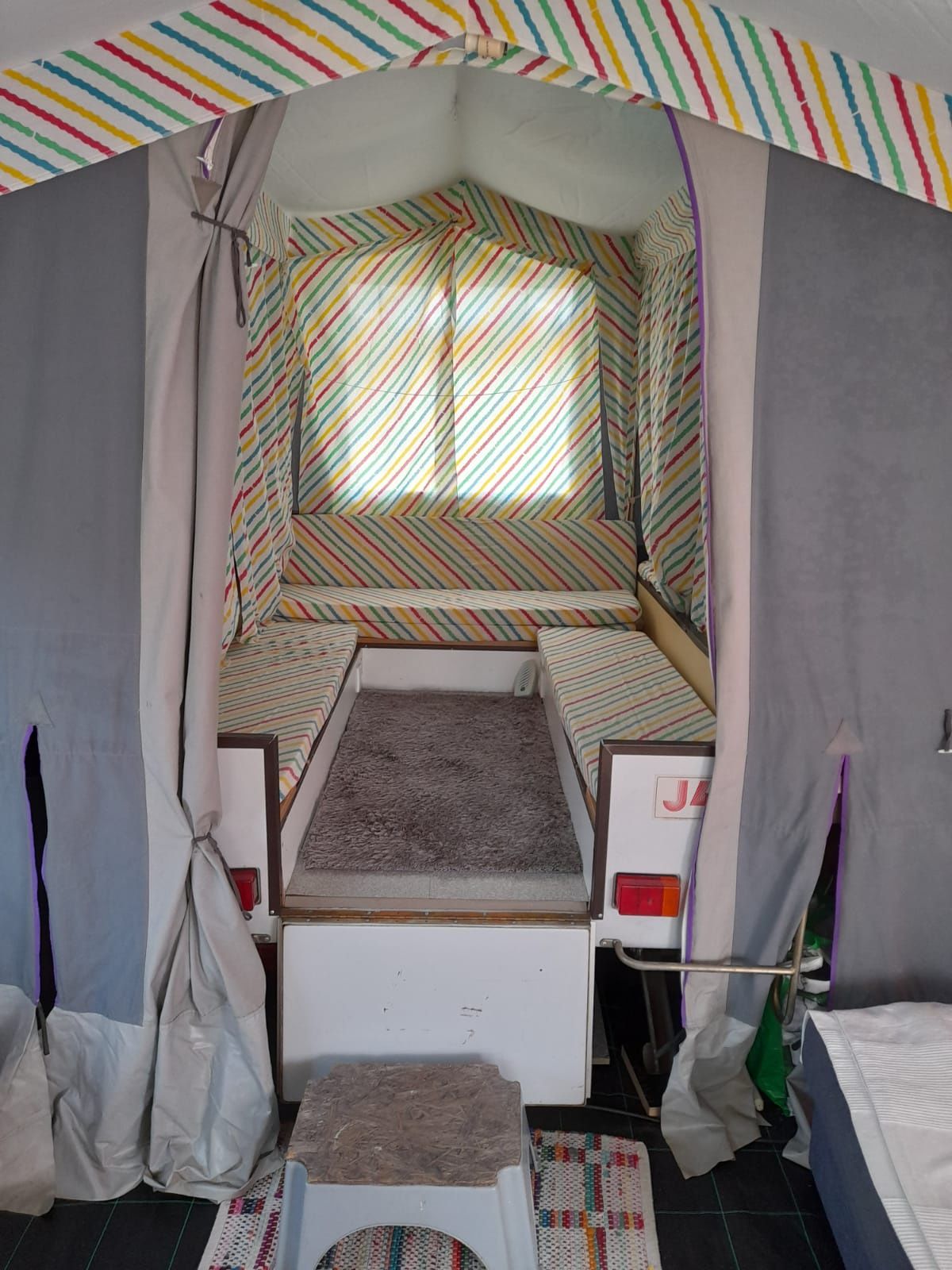 Atrelado tenda com recheio