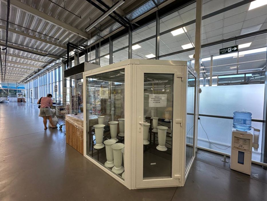 Холодильник, кондиціонер, меблі для флористичного магазину квітів