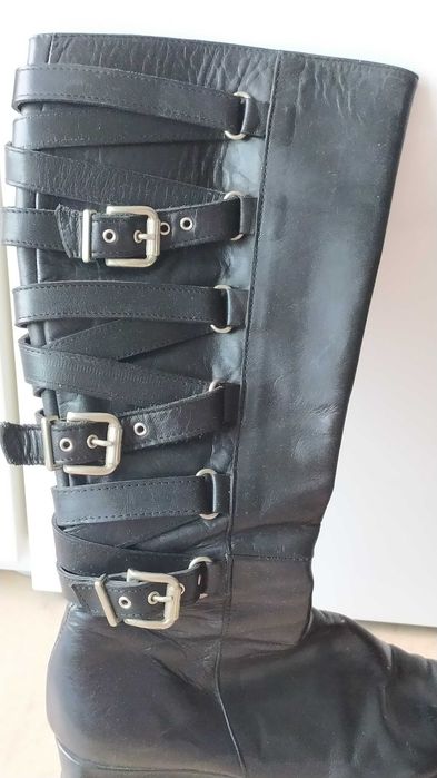 Bota preta de cano alto.