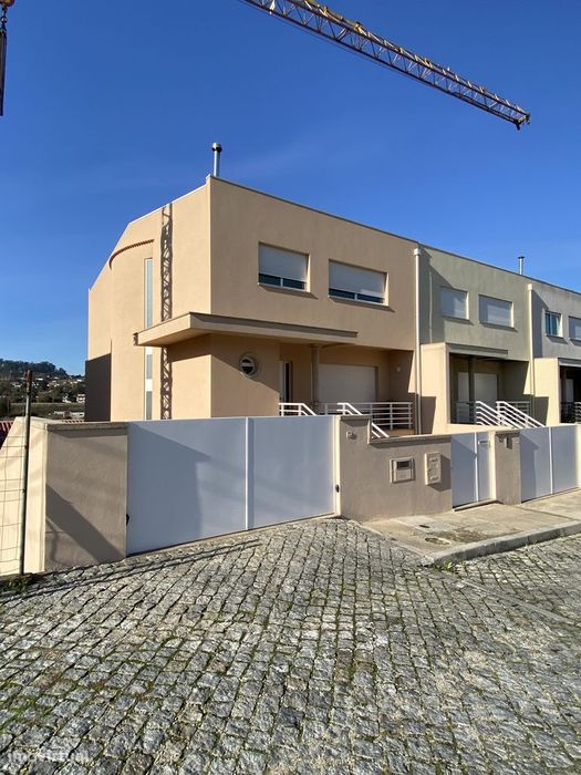 Moradia T5 à venda na Rua Padre António Ferreira da Cruz, Fradelos