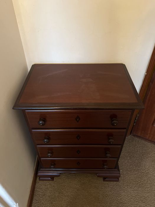 Duas mesinhas de cabeceira