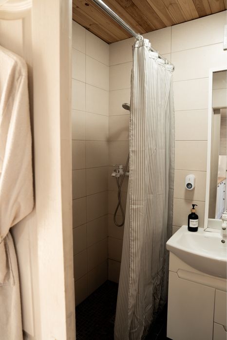 Дивовжний будиночок на березі чистого озера