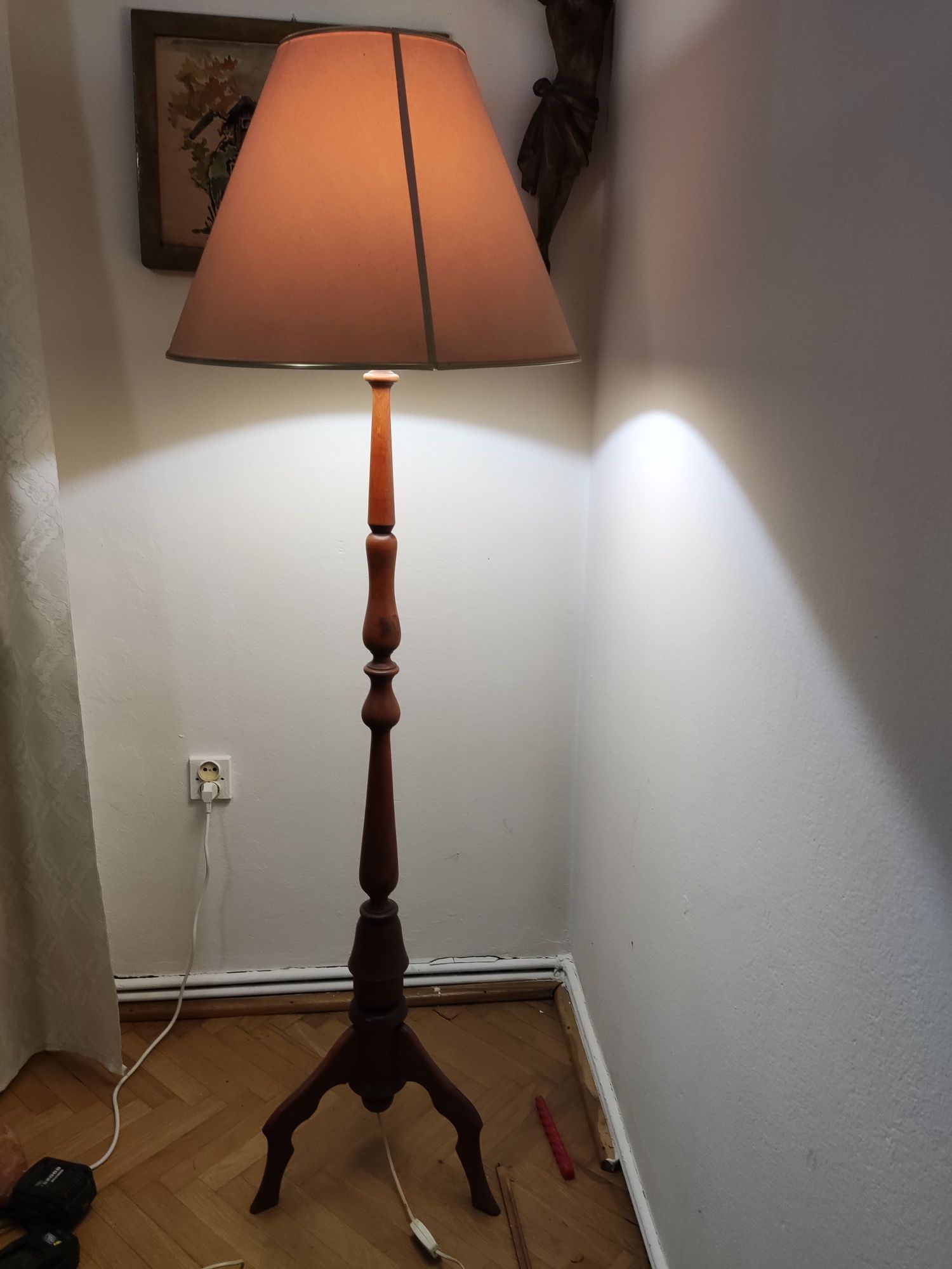 Lampa stojąca drewniana