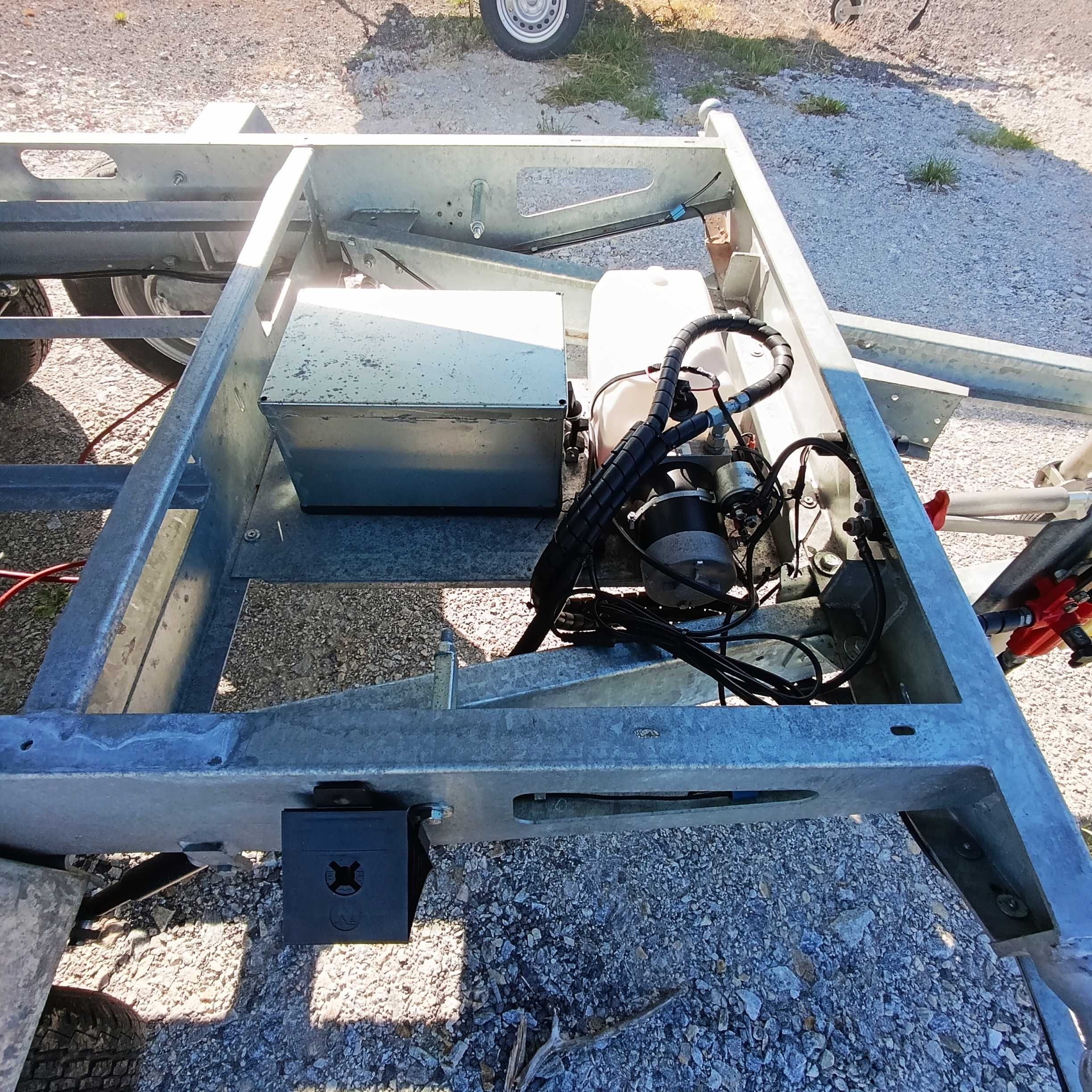 ATRELADO BASCULANTE 3 VIAS, Bomba eléctrica e manual, carrega 2550kg