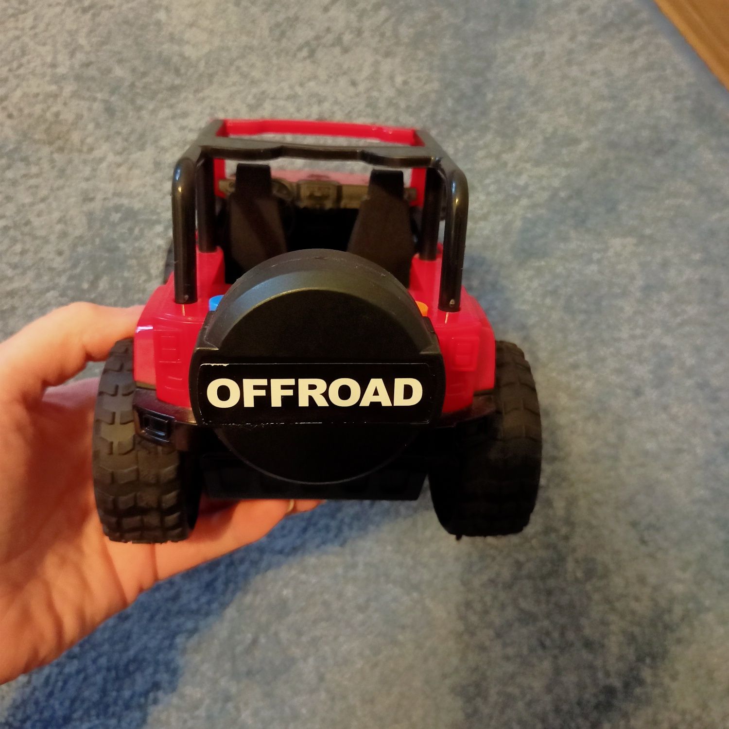 Jeep z otwieranymi drzwiami