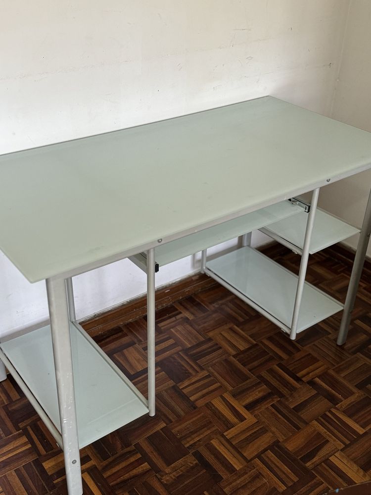 Secretaria de vidro fosco