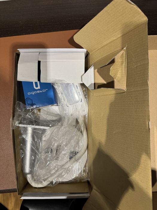 Candeeiro LED com regulação de intensidade de luz e de posição
