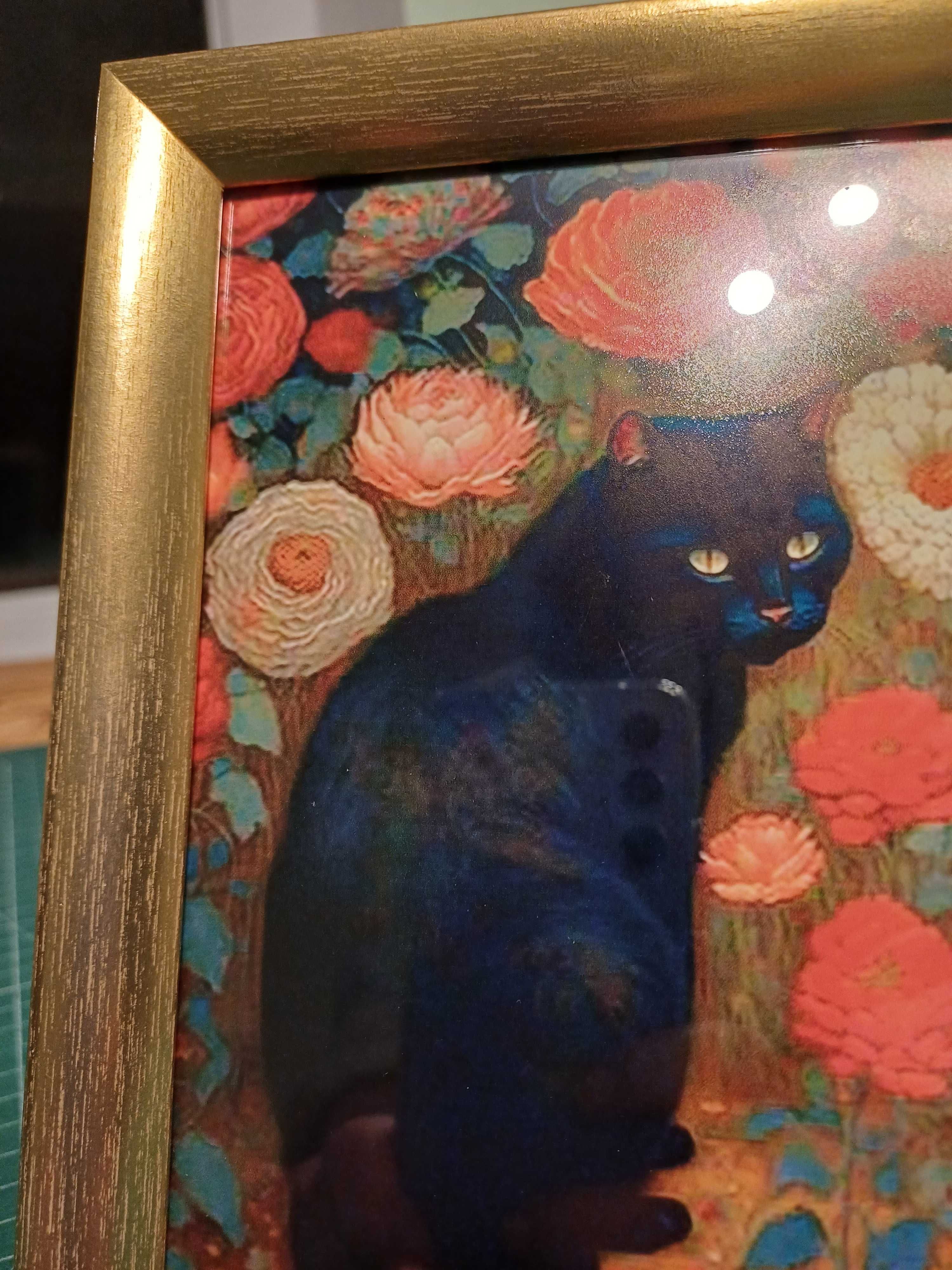 Czarny kot wśród kwiatów, obrazek w złotej ramce 13x18