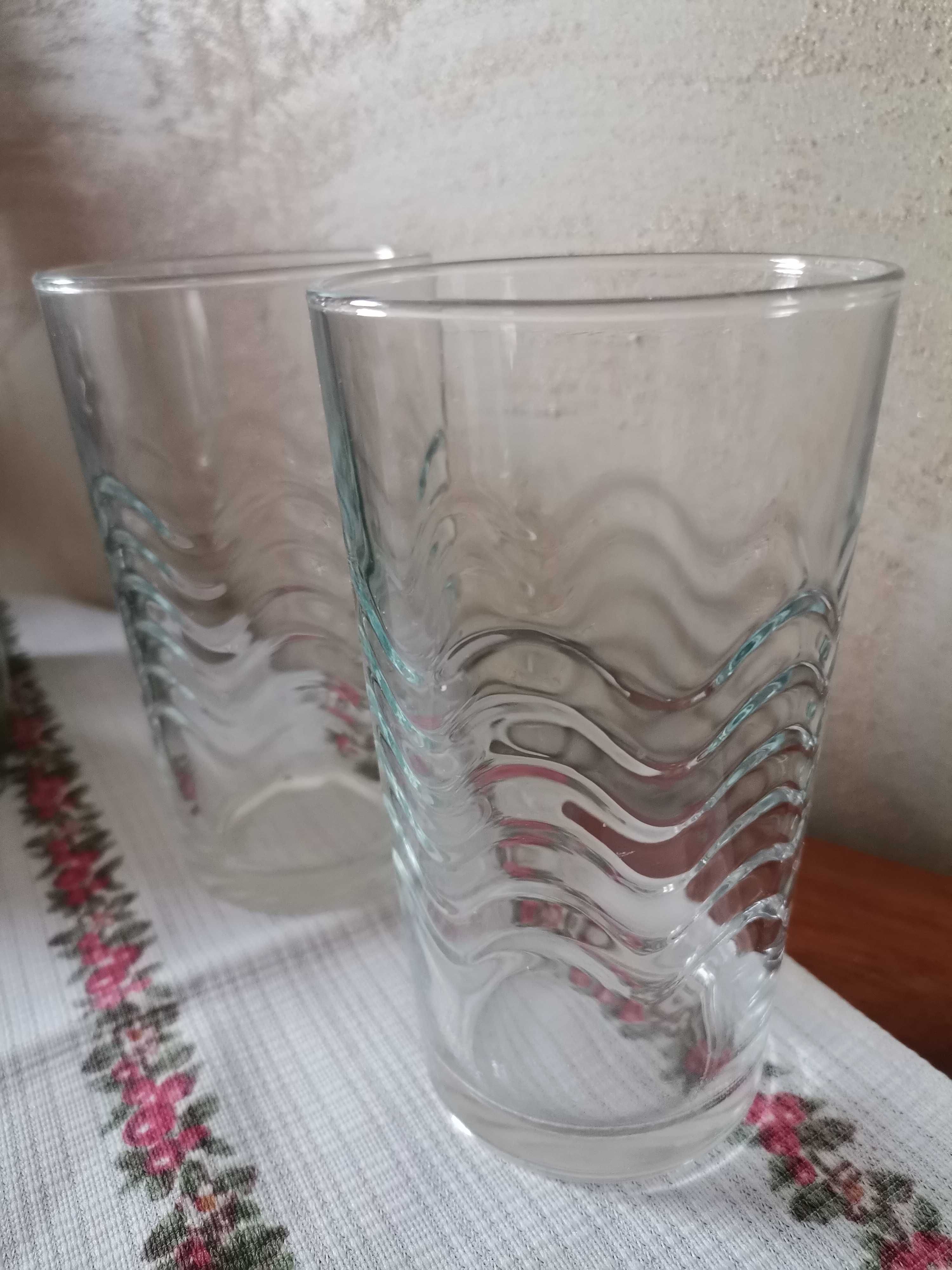 Dwie szklanki przezroczyste