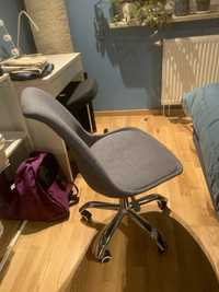 Krzeslo biurowe w kolorze szarym