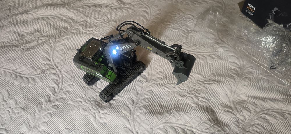 Maquina escavadora telecomando.