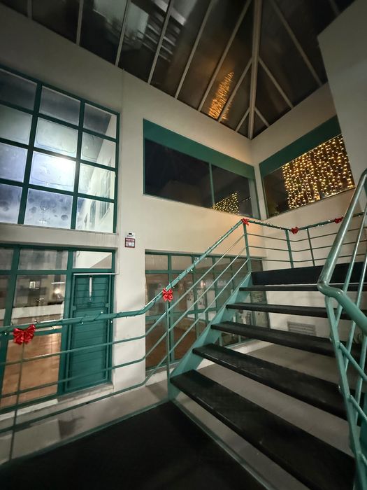 Lojas/ escritório em centro comercial no carregado