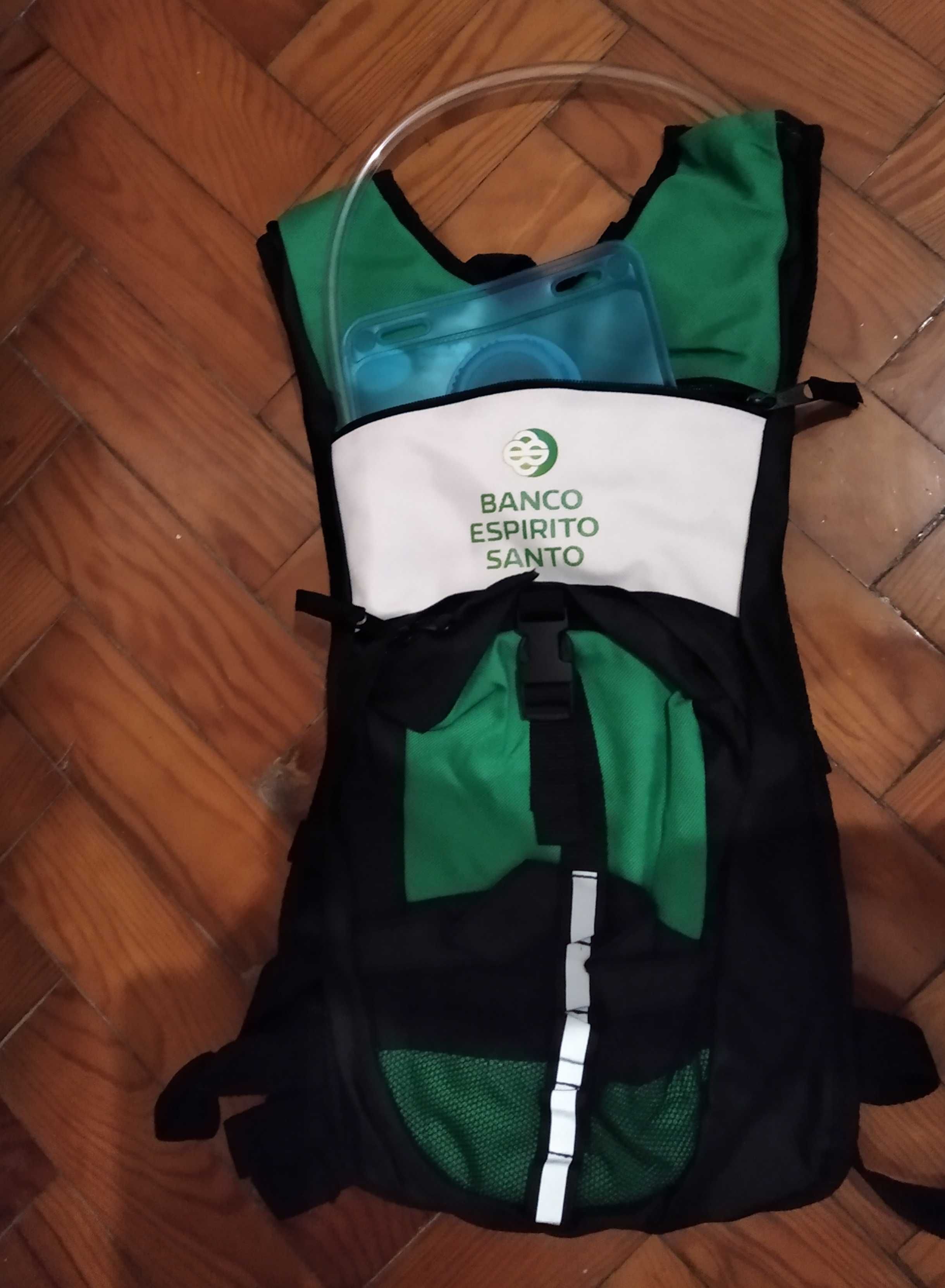 Mochila desportiva com bolsa de agua , vinho ou cerveja