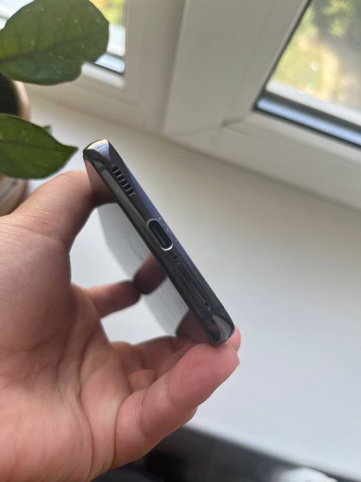 Samsung s22  мелкое недо пятно