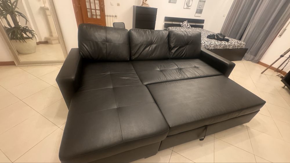Sofa preto com cama