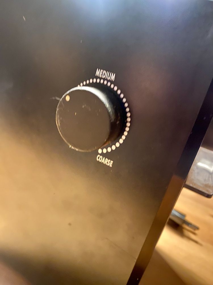 Młynek do kawy DeLonghi elektryczny