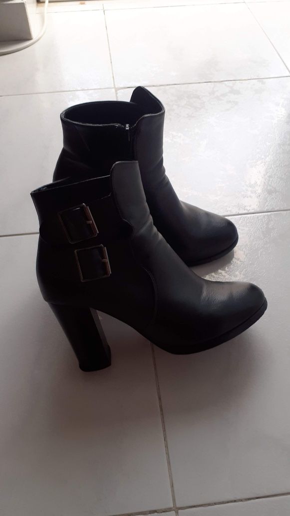 Botas pretas Cano baixo