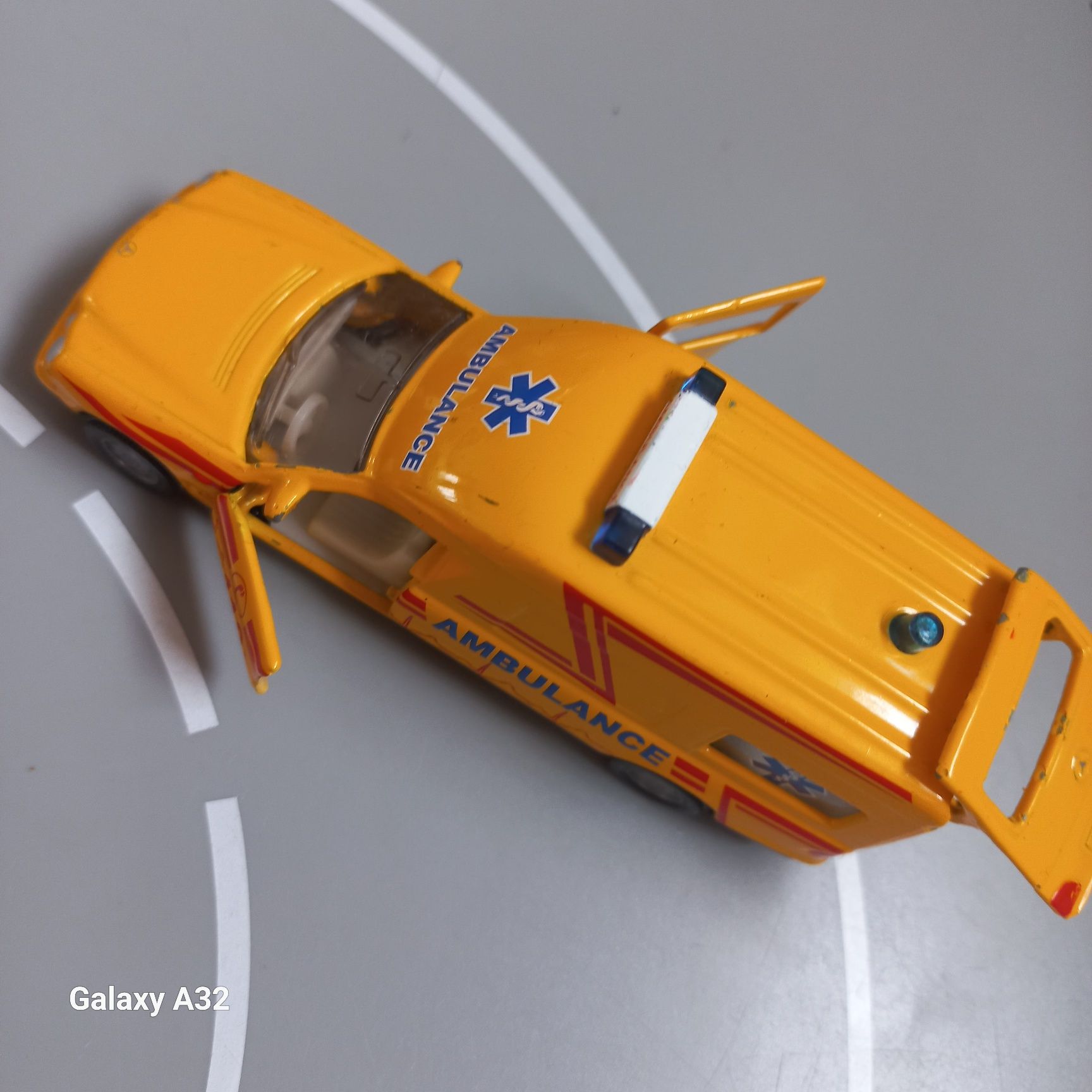 Siku 1:50 ambulans z otwieranymi drzwiami