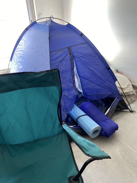 2 tendas de acampamento, 2 sacos cama e 2 tapetes de yoga