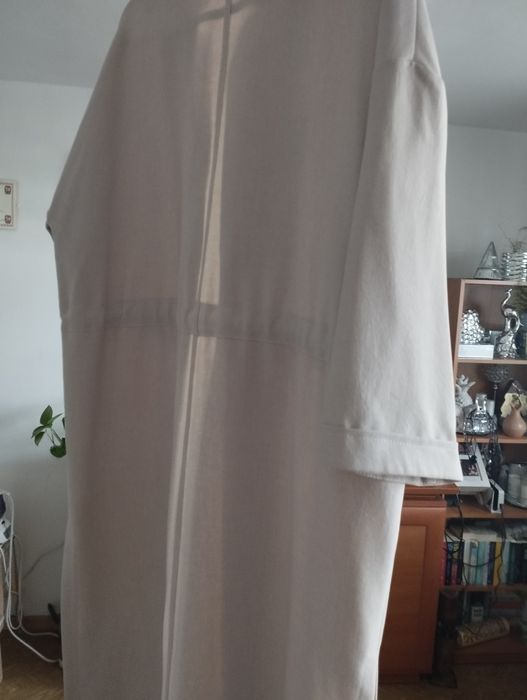 Piękna jasna narzutka damska