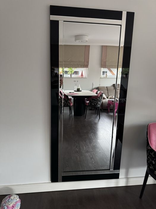 Lustro wiszące w czarnej ramce ze szkła