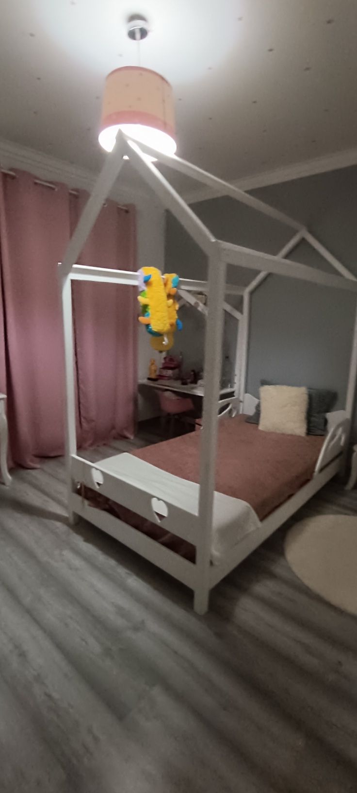 Cama muito bem estimada em pinho