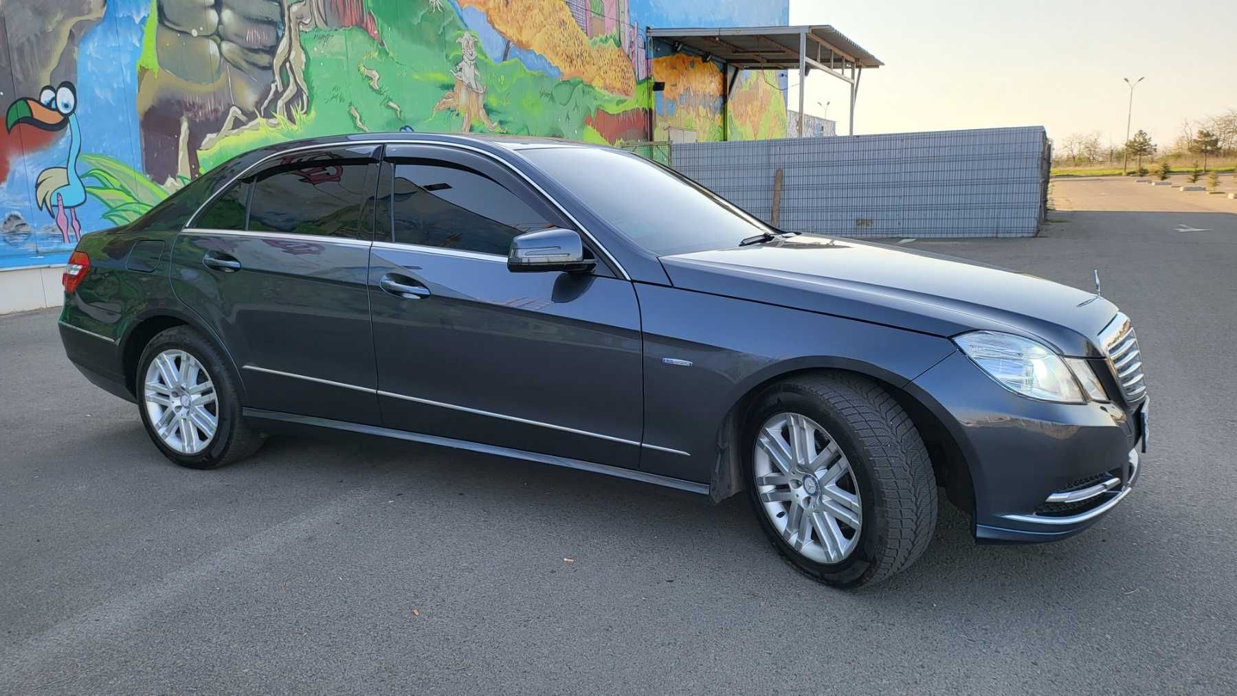 Mercedes E-Class 3.0 CDI кожа, люк 2011 год