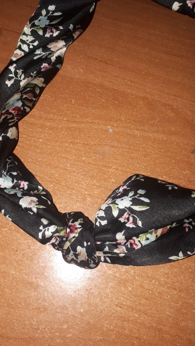 Piękna opaska na włosy w kwiaty