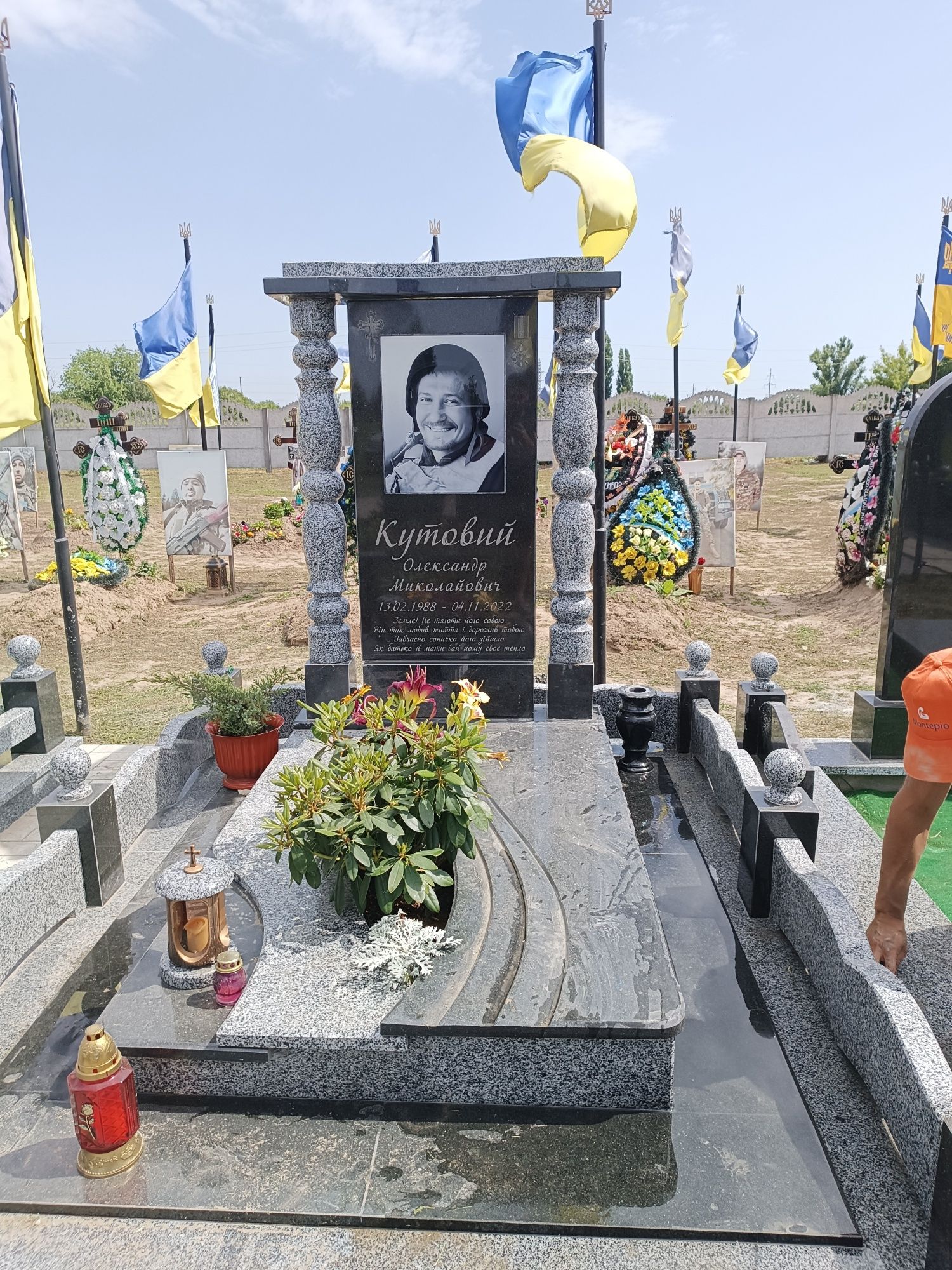 Встановлення пам'ятників, монтаж демонтаж пам'ятник плитка ваза