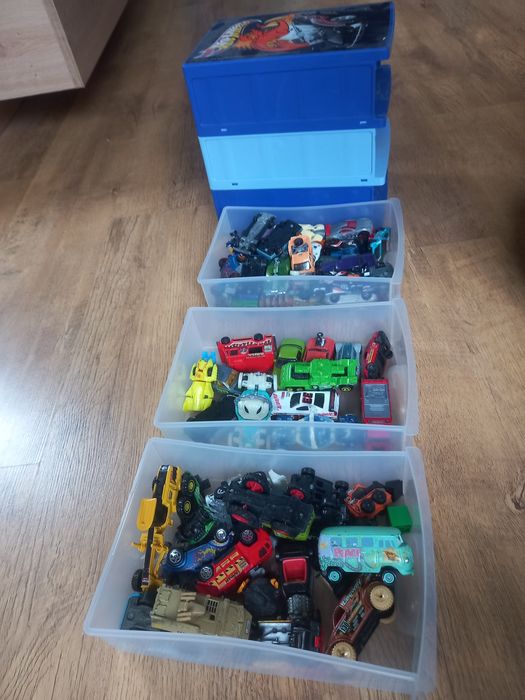 Kolekcja hot wheels samochodziki wraz z pudelkiem