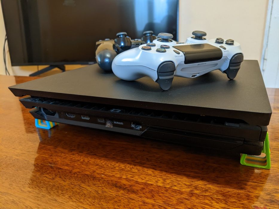 Ps-4 pro 1tb +2 геймпади +3 гри