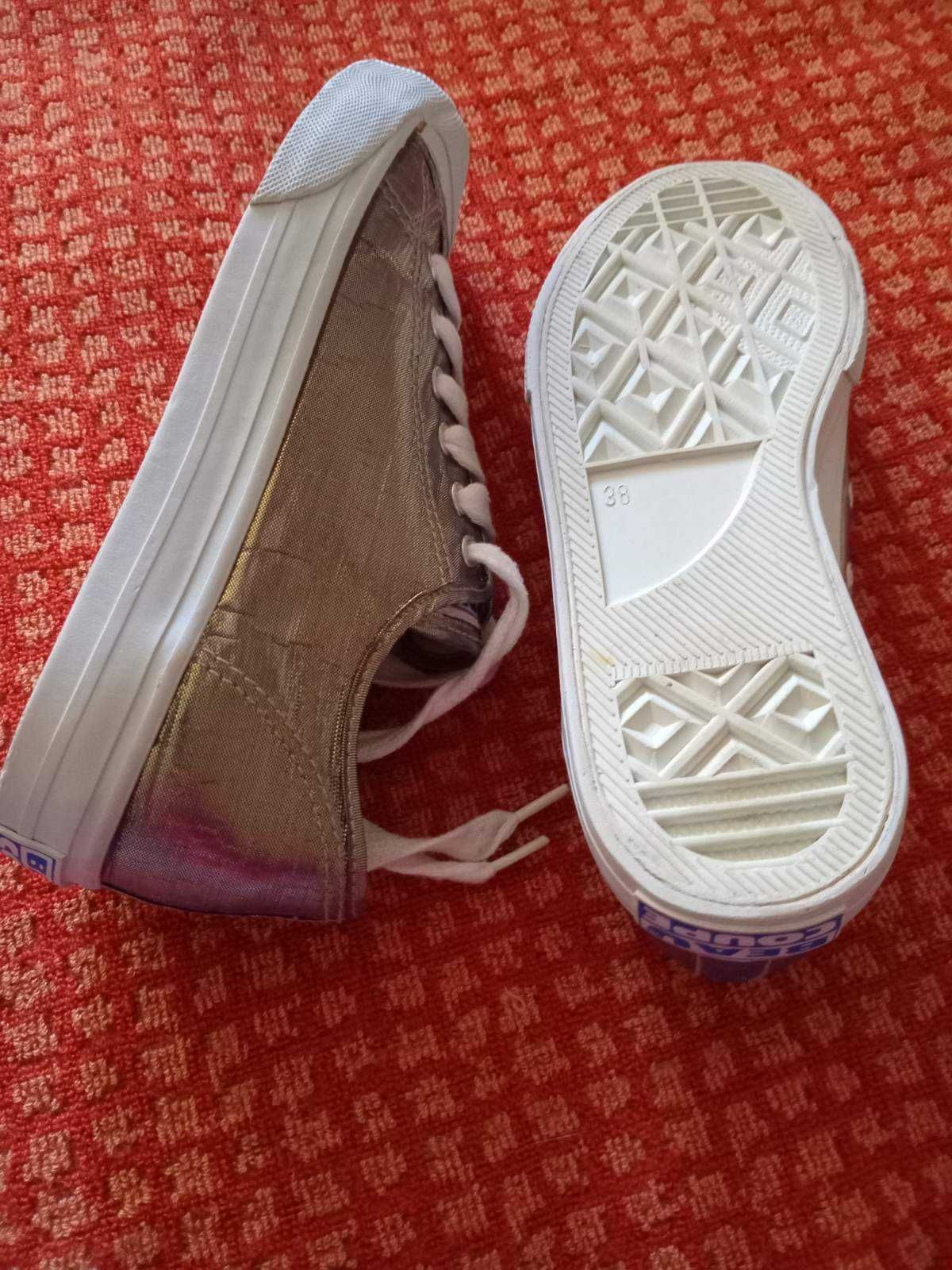 Женские кроссовки, кеды VANs 39.5 р,. Converse 38 - 39р.,Bershka 39